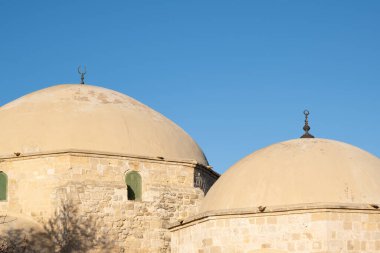 Hala Sultan Tekke 'nin Kubbesi ya da Umm Haram Camii. Mavi gökyüzüne karşı dindar bir Müslüman türbesi. Larnaka Kıbrıs