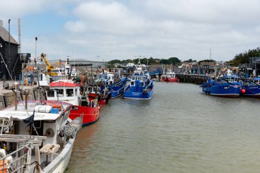Whitstable, Birleşik Krallık, 8 Haziran 2023: Kent İngiltere 'deki Whitstable limanında demirlemiş balıkçı tekneleri