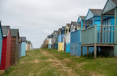 Renkli tatil plaj kulübeleri. Tatiller kıyı ahşap evler. Whitstable, Kent Güney Doğu İngiltere