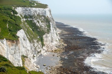 Dover Ulusal Güven Parkı 'nın beyaz uçurumlarında yürüyüş için patika var. Beyaz tebeşir kayalıkları ve İngiliz kanalı. Kent Birleşik Krallık