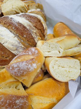 Lezzetli beyaz ve kahverengi ekmek dilimleri. Sağlıklı beslenme .