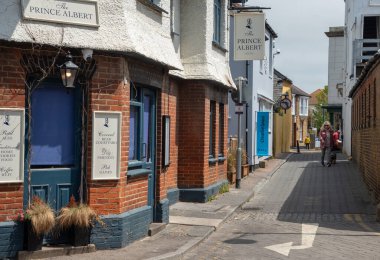 Whitstable, İngiltere, 8 Haziran 2023. Whitstable manzarası, eski kasaba, büyüleyici dükkanlar, geleneksel binalardaki kafeler. Kent, İngiltere. Sokak manzaralı İngiliz evleri