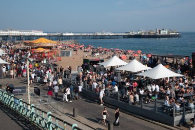 Brighton, Birleşik Krallık, 10 Haziran 2023 Brighton 'da yürüyen ve eğlenen bir grup İngiliz. Açık havada aktif insanlar