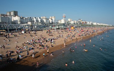 Brighton, Birleşik Krallık, 10 Haziran 2023: Yazın güneşlenen ve yüzen İngiliz halkı. Boş zaman dışarıda.