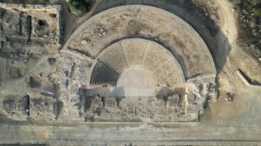 Arkeolojik tiyatronun 4k 'lık insansız hava aracı görüntüleri, antik bir yer. Nea Paphos, SİYA, Avrupa