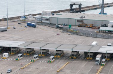 Dover, Birleşik Krallık, 20 Eylül 2013: Fransa 'ya mal sevkiyatı için gümrükten önce limandaki Dover limanındaki kamyonlar.