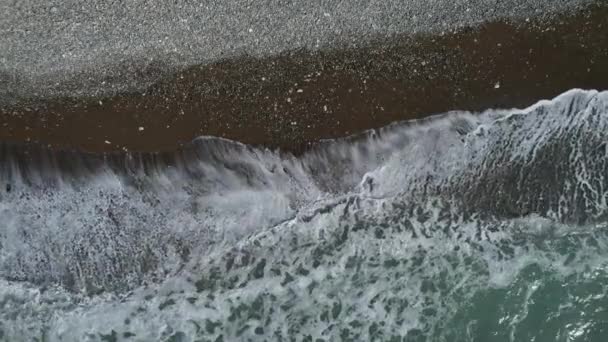 Drohne Luftaufnahmen Von Stürmischen Meereswellen Die Einer Kieselküste Planschen Meer — Stockvideo