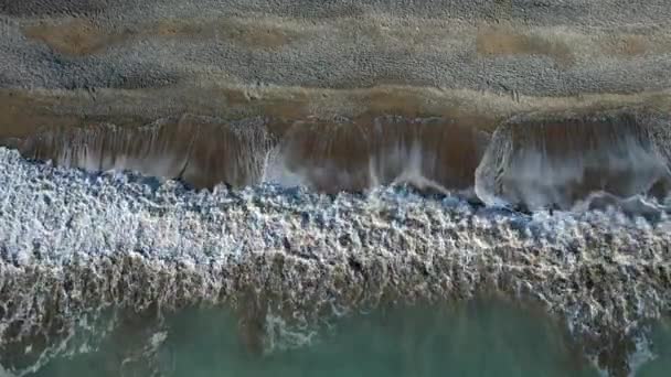Дрон Аерофотознімок Штормових Океанських Хвиль Дряпаються Гальковому Узбережжі Морські Вітряні — стокове відео