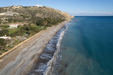 Kıyı şeridinin hava aracı manzarası. Sahilde yürüyen insanlar. Kışın fırtınalı dalgalar