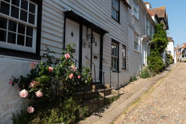 Rye, Birleşik Krallık, 9 Haziran 2023: Geleneksel İngiliz hanedanlarıyla birlikte tarihi Çavdar şehrinde Denizkızı Sokağı