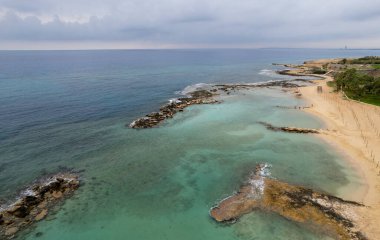 Kışın boş tropikal kumsalın insansız hava aracı görüntüsü. limnara plaj napa tatil beldesi Kıbrıs