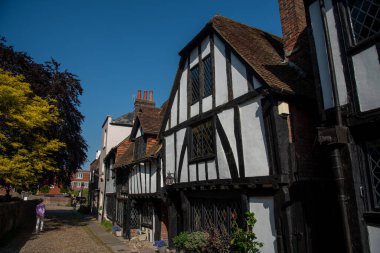 Rye, İngiltere, 9 Haziran 2023: Rye şehrinin sokaklarında İngiliz evleriyle geleneksel kent manzarası