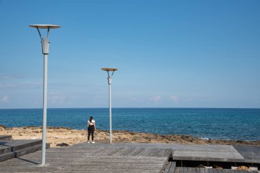 Sahilde egzersiz yapan tanınmamış bir kadın. Sağlıklı yaşam tarzı.