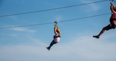 Halatla kayanlar, mavi gökyüzü geçmişine karşı insanlar, aşırı boş zaman..