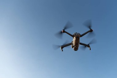 Kameralı İHA gökyüzünde uçuyor. Hava manzarası fotoğrafı..