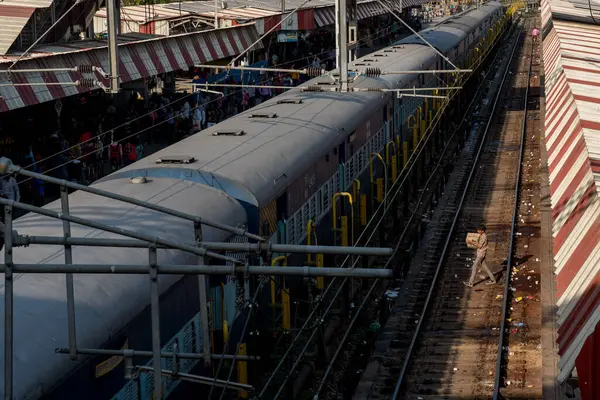 Varanasi, Hindistan, 14 Mart 2017: Varanasi tren istasyonundaki Hintliler seyahat etmeye hazır