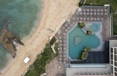 Lüks tatil otellerinin insansız hava aracı antenleri ve kışın kumlu tropik plajlar..