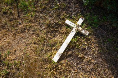Yıkık dökük taş beton haç yerde. Hıristiyan inanç sembolü
