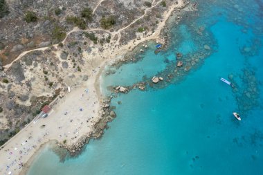 Muhteşem kumlu tatil plajının en üst görüntüsü. Konnos Körfezi 'ndeki plaj insanları dinleniyor ve yaz tatilinin tadını çıkarıyor. Kıbrıs Protaras