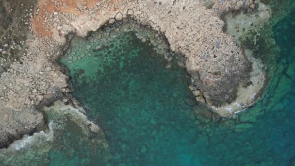 Kayalık Bir Plaja Düşen Okyanus Dalgalarının Hava Görüntüsü Sahilde Deniz — Stok video