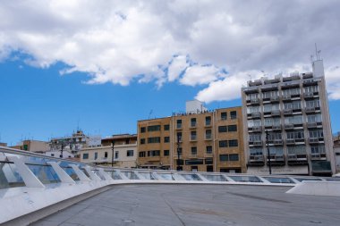 Lefkoşe Kıbrıs Rum Kesimi, 6 Mayıs 2024: Lefkoşe 'nin merkezinde modern ve gelecekçi mimariye sahip özgürlük meydanı