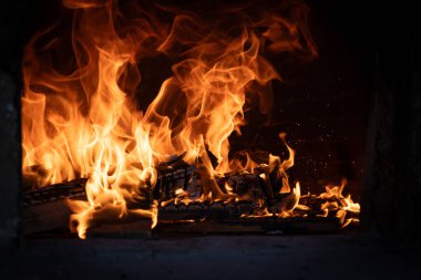 Taş fırında kömür yak ve yak. Tuğla ve kilden yapılmış bir fırın. Yemek ve pizza pişirmek için kil fırını.