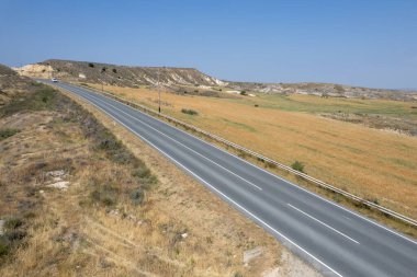 Kırsal otoyolun insansız hava aracı tarımdan geçiyor. Yazın kuru arazi.