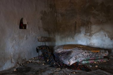 Eski şilteli ve hasarlı yataklı terk edilmiş kirli bir yatak odası. Terk edilmiş yerler..
