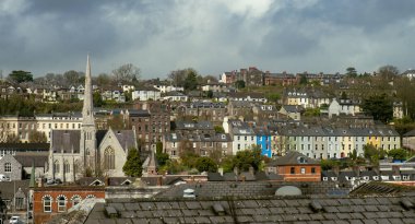 Mantar kenti İrlanda 'nın çatılarının inşa edildiği şehir silüeti