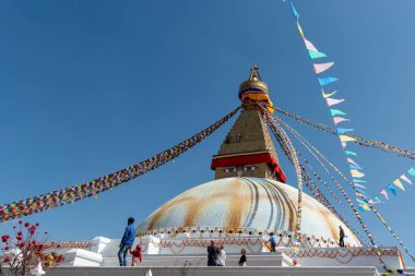 Katmandu, Nepal, 8 Mart 2020: Budha stupa veya Boudhanath Stupa Buda 'nın dışındaki Nepal ve turist halkı.