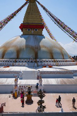 Katmandu, Nepal, 8 Mart 2020: Budha stupa ya da Boudhanath Stupa Buda 'nın dışındaki Nepal ve Nepal' deki kutsal tapınak.