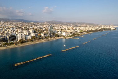 Modern sahil şehrinin gökdelenli deniz manzaralı insansız hava aracı. Limasol kasabası Kıbrıs Avrupa