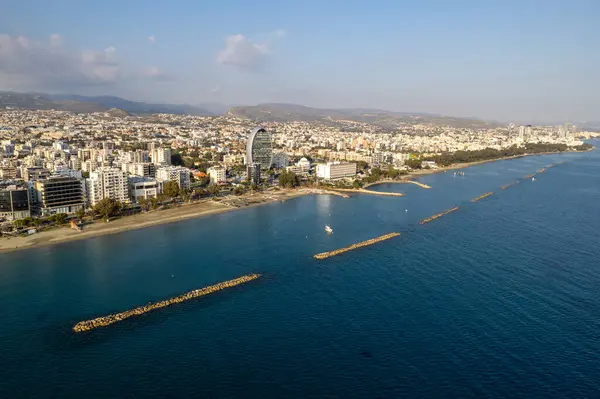 Modern sahil şehrinin gökdelenli deniz manzaralı insansız hava aracı. Limasol kasabası Kıbrıs Avrupa