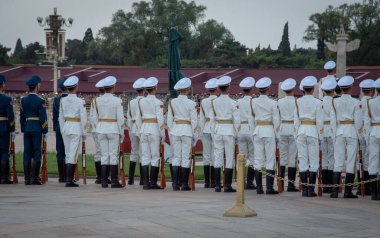 Pekin, Çin, 4 Haziran 2018: Askeri Çin askerleri tam senkronize bir şekilde Tiananmen Meydanı Pekin Çin 'de geçit yapıyorlar