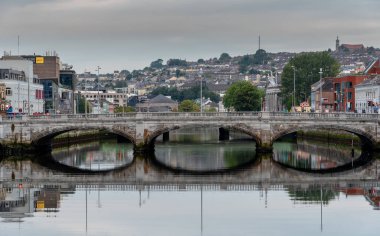 Cork, İrlanda, 24 Şubat 2023 Saint Partick Köprüsü Lee Nehri üzerinde. Mantar şehri İrlanda Avrupa