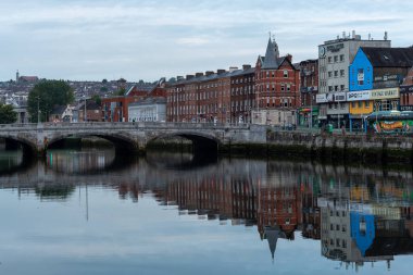 Cork, İrlanda, 24 Şubat 2023 Saint Partick Köprüsü Lee Nehri üzerinde. Mantar şehri İrlanda Avrupa