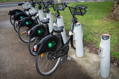 Mantar, İrlanda, 25 Şubat 2023: Kentsel ulaşım ve çevre dostu sürdürülebilir şehirler için bisiklet paylaşımı.