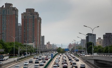 Pekin, Çin, 8 Haziran 2018: Pekin 'in işlek otobanı ve gökdelenleri olan şehir manzarası. Bulutlu, kirli gökyüzü. Asya Çin şehirleri
