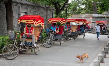 Pekin, Çin, 11 Haziran 2018: Üç tekerlekli bisikletli taksi şoförleri. Pekin Çin 'e şehir ulaşımı