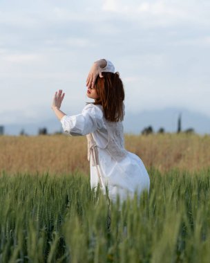 Genç dansçı kadın dışarıda dans ediyor. Çayır tarlasında modern dans gösterisi. Tasasız ve doğadaki özgürlük