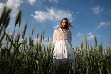 Genç dansçı kadın dışarıda dans ediyor. Çayır tarlasında modern dans gösterisi. Tasasız ve doğadaki özgürlük