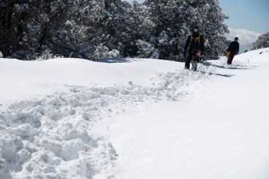 Kışın karda yürüyen tanınmamış kayakçılar, kış sporları. Açık havada aktif insanlar