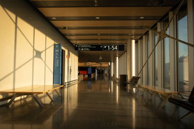 Helsinki, Finlandiya, 23 Temmuz 2024: Boş havaalanı modern bekleme alanı. Helsinki Vantaa Uluslararası Havaalanı.