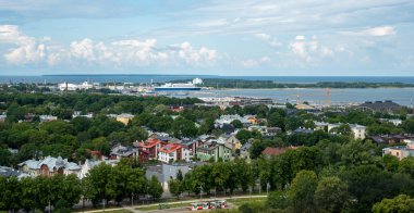 Tallinn Estonya 'nın panoramik manzarası. Tallin Limanı ve Baltık Denizi manzarası.