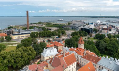Tallinn şehir manzarasının panoramik görüntüsü. Eski şehir ve Tallin limanı Estonya Avrupa.