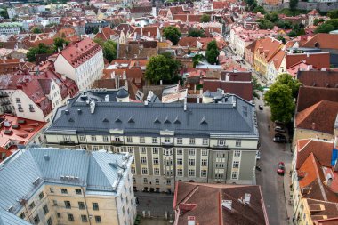Tallinn Estonya şehir manzarası. Eski Tallin şehrinin Aziz Olaf Kilisesi 'nin kulesinden görüntü