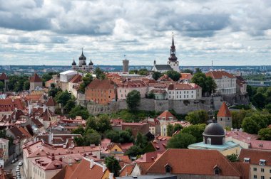 Tallinn Estonya şehir manzarası. Eski Tallin şehrinin Aziz Olaf Kilisesi 'nin kulesinden bir görüntü. Toompea Kalesi Tepesi
