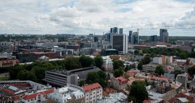 Tallinn, Estonya, 20 Temmuz 2024: Tallinn Estonya şehir manzarası. Eski ve yeni Tallin kenti Aziz Olaf Kilisesi 'nin kulesinden görüntü