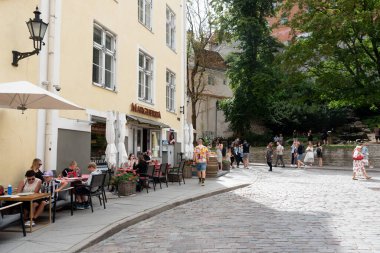 Tallinn, Estonya, 20 Temmuz 2024: Tallinn eski şehir merkezi renkli binalar, kahve dükkanları, restoranlar ve dinlenen insanlar.