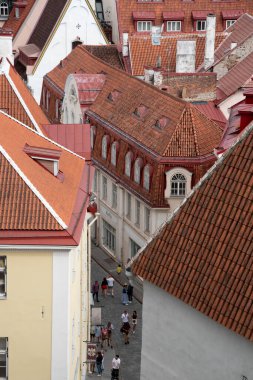 Tallinn, Estonya, 20 Temmuz 2024: Tallinn Estonya 'da yürüyen turistler. Eski Tallin şehrinin Aziz Olaf Kilisesi 'nin kulesinden görüntü.